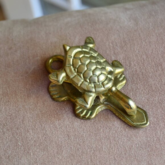 Vintage Golden Tone Turtle Paper Clip Paperweight - Picture 2 of 9